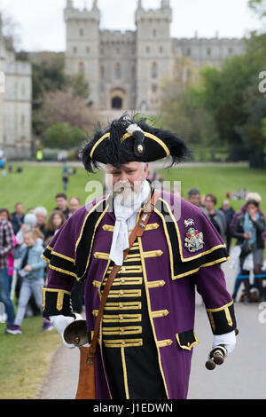 Windsor, Regno Unito. Xxi Aprile, 2017. Chris Brown, ufficiale Town Crier del Royal Borough of Windsor e Maidenhead, si prepara ad annunciare lo sparo del cannone per il tradizionale 21-gun salute sulla lunga passeggiata vicino al Castello di Windsor in Windsor Great Park per la Queen's 91º compleanno. Credito: Mark Kerrison/Alamy Live News Foto Stock