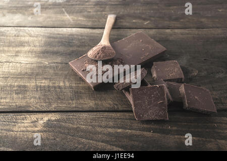 Rotture di cioccolato con il cacao in polvere, close up Foto Stock