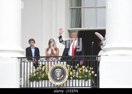 Stati Uniti Presidente Donald Trump onde all'inizio dell'annuale Easter Egg Roll come in primo luogo signora Melania Trump e figlio Barron guardare dal South Lawn della Casa Bianca Aprile 17, 2017 a Washington D.C. Foto Stock