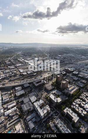 Vista aerea del centro cittadino di Burbank con la Valle di San Fernando zona di Los Angeles in California in background. Foto Stock
