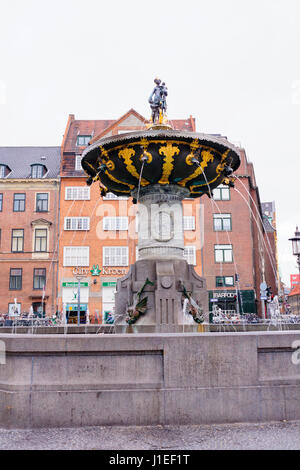 Copenaghen, Danimarca - Ottobre 02, 2010: la Caritas ben (fontana del golden mele), con la gente del posto e i turisti, a Copenaghen, Danimarca Foto Stock