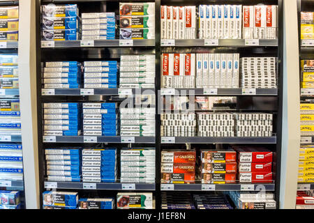 Duty-free di sigarette in vendita a Mahón Aeroporto in Menorca Foto Stock