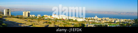 Tiberiade, Israele - 09 dicembre 2015: vista panoramica della città e del Mare di Galilea, con la gente del posto e i turisti, a Tiberiade, Israele Foto Stock