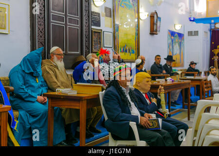 La SAFED, Israele - Mar 11, 2017: tradizionale festa di Purim (festa ebraica) nella vecchia sinagoga Abuhav con preghiere, alcuni in costumi, assistere ad una lettura di m Foto Stock