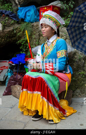 Cina, Guizhou, Dragon Palace Scenic Area. Giovane donna nel tradizionale abito Bouyei. Foto Stock