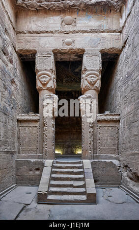 Wabet (Cappella di purificazione) all'interno di Hathor tempio di epoca tolemaica Dendera tempio complesso, Qena, Egitto, Africa Foto Stock