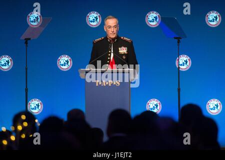 Stati Uniti Comune di capi di Stato Maggiore Presidente Giuseppe Dunford parla durante la tragedia del programma di assistenza per i superstiti (TAPS) 2017 Guardia d'Onore Gala presso il National Building Museum Aprile 12, 2017 a Washington, DC. (Foto di PO2 Dominique A. Pineiro /DoD via Planetpix) Foto Stock