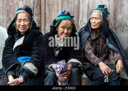 Huanggang, Guizhou, Cina. Dong anziane donne in un Dong villaggio etnico. Foto Stock