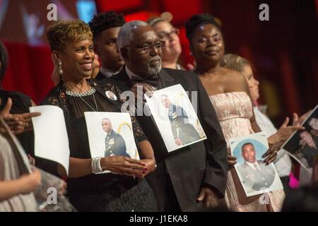 I membri della famiglia tenere le fotografie dei loro caduti soldati degli Stati Uniti durante la tragedia del programma di assistenza per i superstiti (TAPS) 2017 Guardia d'Onore Gala presso il National Building Museum Aprile 12, 2017 a Washington, DC. (Foto di PO2 Dominique A. Pineiro /DoD via Planetpix) Foto Stock