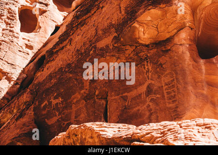 Mouse serbatoio del sentiero, la Valle del Fuoco del parco statale, Nevada, Stati Uniti d'America - 19 ottobre 2016. Molti esempi eccellenti di petroglifi preistorici degli Anasazi, un Foto Stock