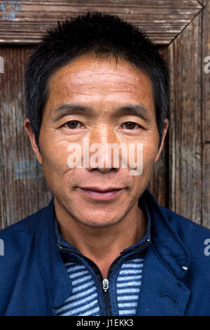 Huanggang, Guizhou, Cina. Giovane uomo di Dong minoranza etnica. Foto Stock