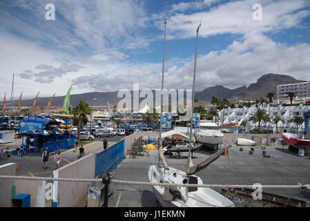 Playa Las Americas,Tenerife/Spain-March 30,2016:barche auto e persone al Porto Mare godendo il sole. Foto Stock