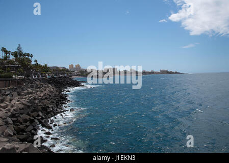 Las Americas,Tenerife/Spain-March 30, 2017: Tenerife linea di costa che si allunga fino all'orizzonte in una giornata di sole. Foto Stock