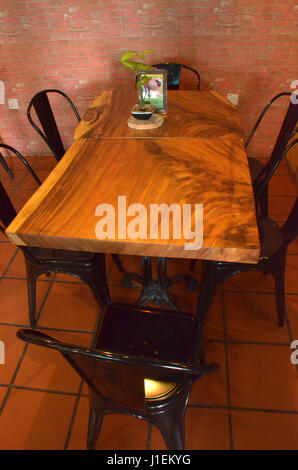 Tagliato da un ampio tronco di albero e utilizzato qui in un ristorante di Georgetown, Malaysia Foto Stock