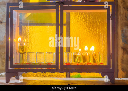 Il Menorah tradizionale (Hanukkah lampada) con olio di oliva candele, nel quartiere ebraico, in Safed (Tzfat), Israele Foto Stock