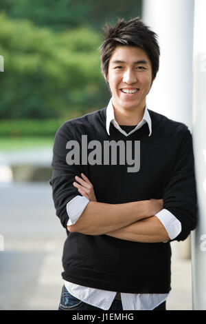 Un colpo di un felice giovane studente asiatica Foto Stock