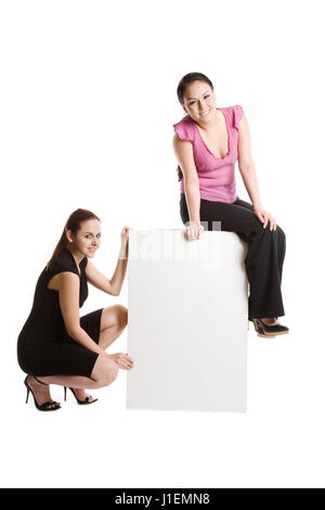Un colpo di due imprenditrici con un cartellone vuoto Foto Stock