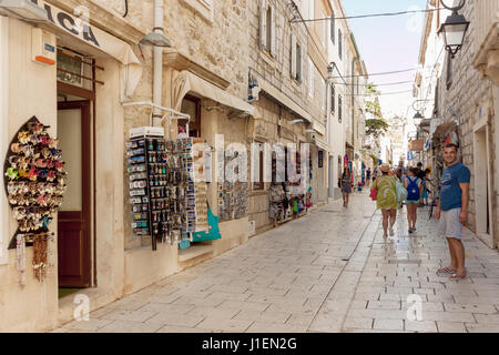 Le persone nella città di Pag, isola di Pag , Croazia Foto Stock