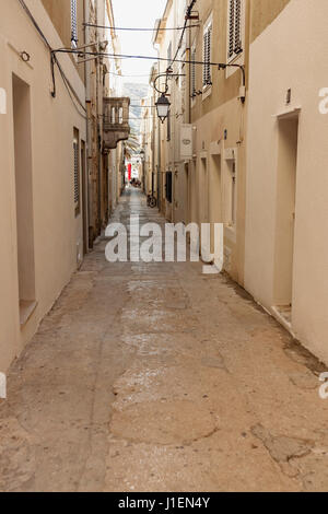 Strada stretta nella citta di Pag, isola di Pag , Croazia Foto Stock