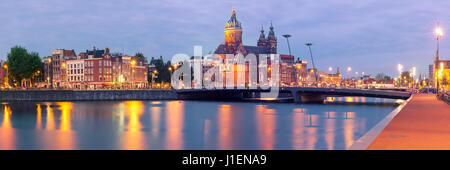 Notte Amsterdam canal e la Basilica di San Nicola Foto Stock