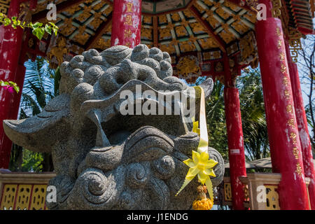 Dragon statua che si trova nella parte anteriore di un tempio a Bangkok Foto Stock