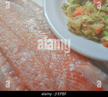 Rosa fresca bistecca di salmone con verdure grigliate Foto Stock