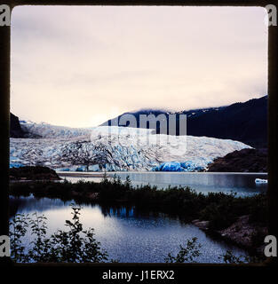 Diapositive 35 mm per fotografare. Vintage stile vecchia foto scattata a fine anni sessanta primi anni settanta di famiglia e paesaggi. Utah, Alaska, Colorado. Maschio e femmina per alcuni. Foto Stock