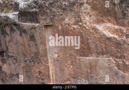 Pietre scolpite con un perfetto angolo retto in corrispondenza di sacsayhuaman resti in Cusco, Perù Foto Stock