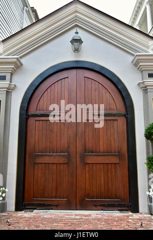 Splendidamente predisposto sulla porta di casa con valore storico Foto Stock