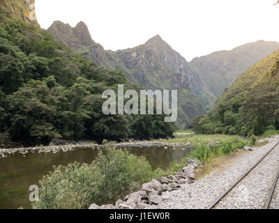 L'inca via treno rotaie da hydroelectrica ad Aguas Calientes a Macchu Picchu in Perù con il fiume e il panorama di montagna Foto Stock