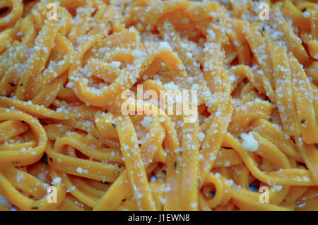 Il formaggio e il pepe Spaghetti, la Pasta italiana cacio e pepe Foto Stock