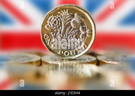 Stock finanziari Immagine: New British una sterlina moneta con bandiera europea sullo sfondo. Foto Stock