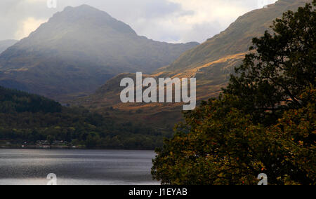 Ben paletta torreggia su Inveruglas e Loch Lomond come la luce del sole le catture al fianco di Ben Vorlich, Arrochar Alpi, Trossachs National Park, Scozia, Eur Foto Stock