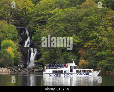 Un tour in barca visitando Arklet cade sul Loch Lomond, Trossachs National Park, Scozia, Europa Foto Stock