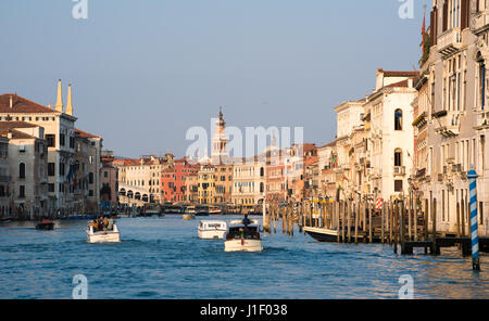 Sul Canal Grande a Venezia con la guglia della chiesa di San Bartolomeo in background Foto Stock