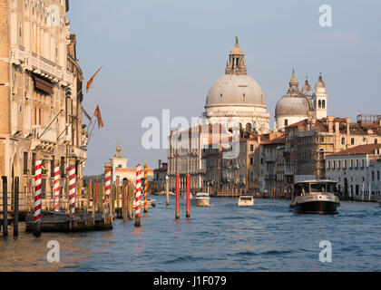 Venezia vista Canal Grande dal Ponte dell'accademia Ponte del vaporetto con la chiesa di Santa Maria della Salute in sera sunshine Foto Stock