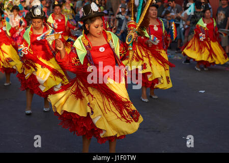 Morenada ballerini in tradizionale costume andina di eseguire l'annuale Carnaval Andino con la Fuerza del Sol a Arica, Cile. Foto Stock