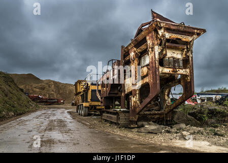 Terex Finlay J-1175 frantoi a mascelle in corrispondenza di una cava in disuso nel West Yorkshire, Inghilterra, Regno Unito Foto Stock