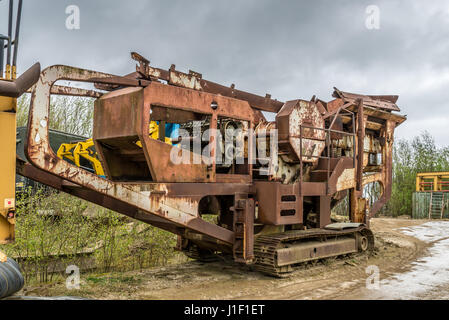 Terex Finlay J-1175 frantoi a mascelle in corrispondenza di una cava in disuso nel West Yorkshire, Inghilterra, Regno Unito Foto Stock