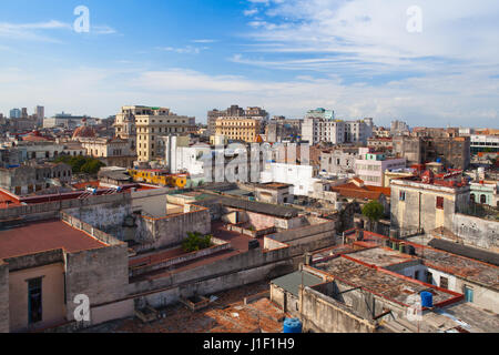 Vista dall'alto sui tetti ed edifici. Danneggiato e rinnovato l'architettura coloniale nella Vecchia Havana, Cuba Foto Stock