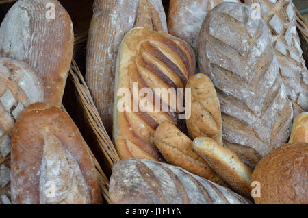 Visualizzazione di vari appena sfornato pagnotte di pane al di fuori di un negozio. Foto Stock