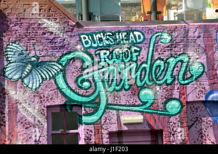 Bucks Head pub roof garden segno dipinta su un muro, Camden Town, Londra, Regno Unito. Foto Stock