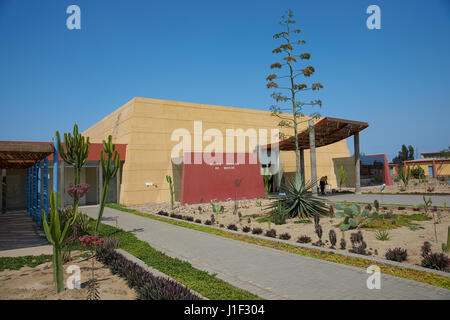 Museo moderno vicino a Trujillo in Perù artefatti di alloggiamento dalla cultura Moche e il vicino Tempio del Sole (Huaca del Sol) e Tempio della Luna. Foto Stock