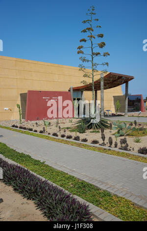 Museo moderno vicino a Trujillo in Perù artefatti di alloggiamento dalla cultura Moche e il vicino Tempio del Sole (Huaca del Sol) e Tempio della Luna. Foto Stock