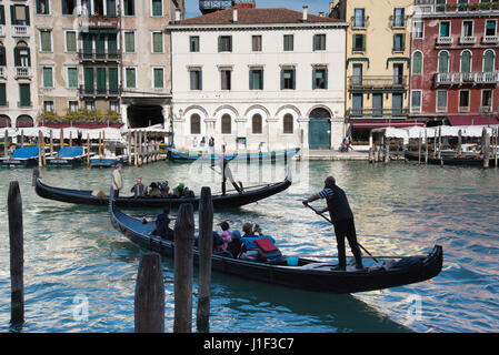 Due gondolieri canottaggio gondole sul Canal Grande a Venezia vicino al Ponte di Rialto Foto Stock