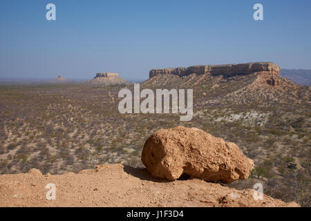 Arido paesaggio di appartamento di montagna sormontata impostato tra le vaste pianure del Damaraland in Namibia Foto Stock