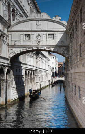 Gondola passando sotto il Ponte dei Sospiri, Venezia Foto Stock