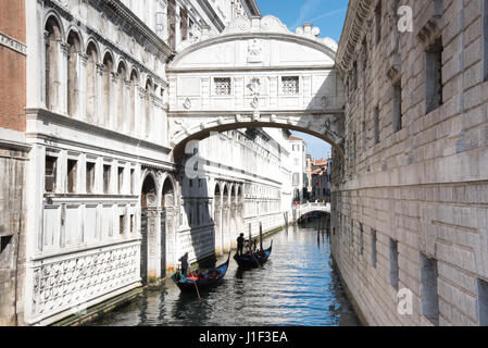 Gondola passando sotto il Ponte dei Sospiri, Venezia Foto Stock