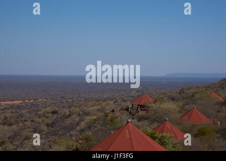 Tetti rossi del Waterberg Plateau Lodge in Namibia annidato in alto sul pendio del Waterberg con viste attraverso le infinite Kalahari. Foto Stock