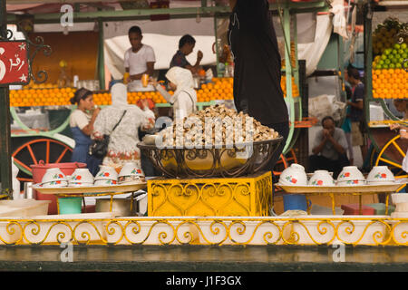 Cuocere le lumache per la vendita su un mercato in stallo il Agosto 19, 2009 in piazza Jemaa el Fna nella vecchia città di Marrakech, Marocco. Foto Stock